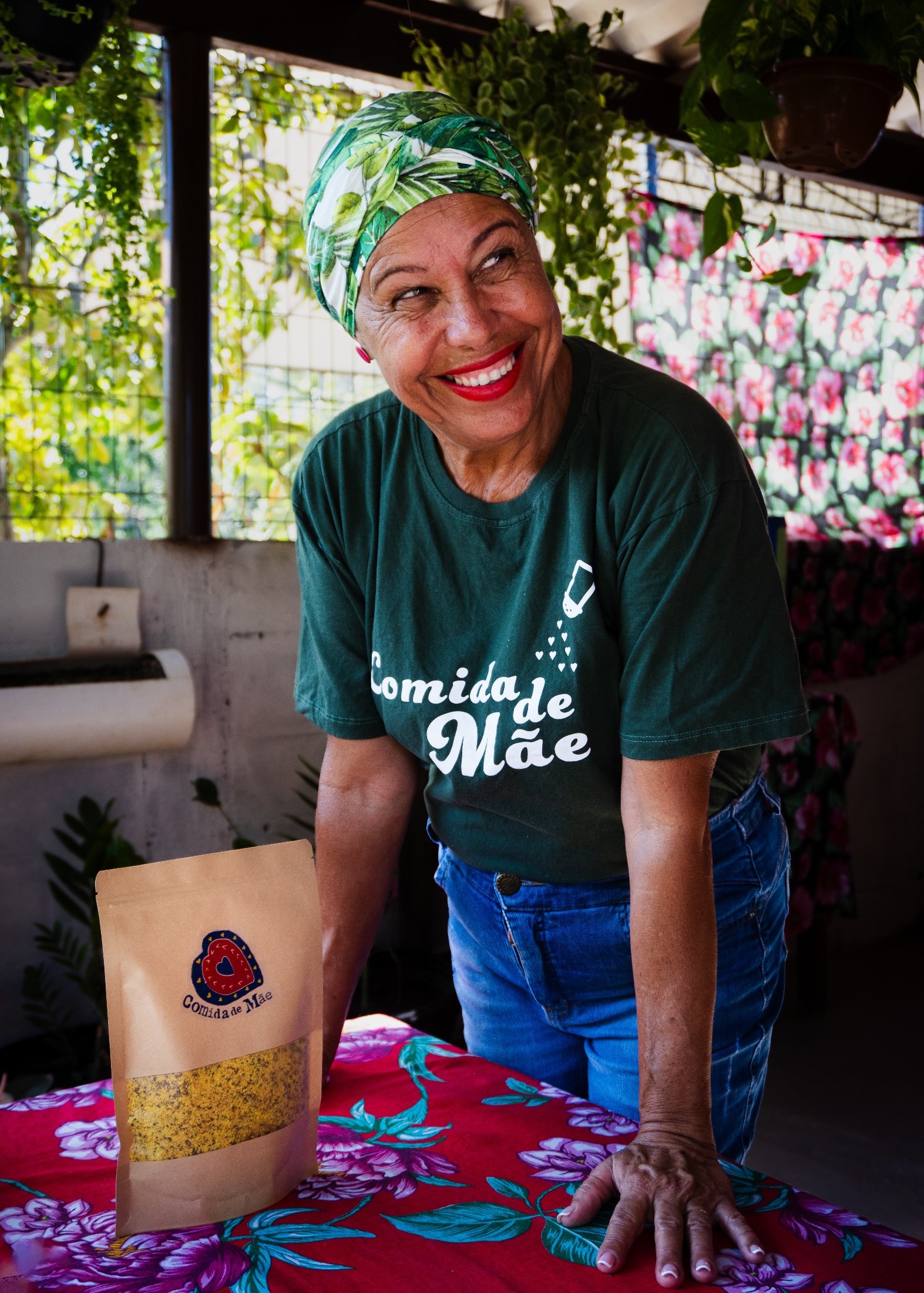 Dona Adélia na varanda de sua casa