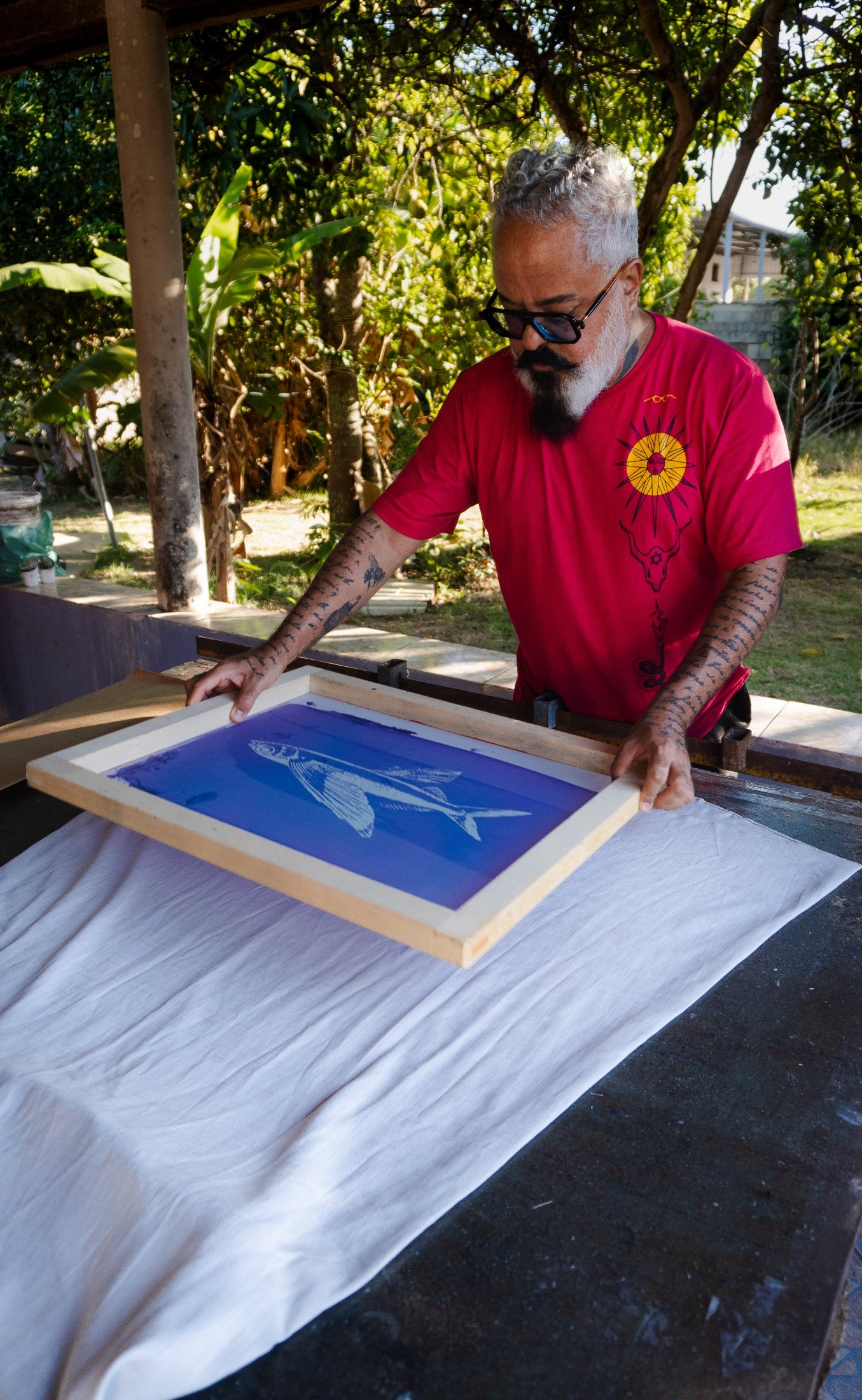 Ronaldo Fraga testando serigrafia