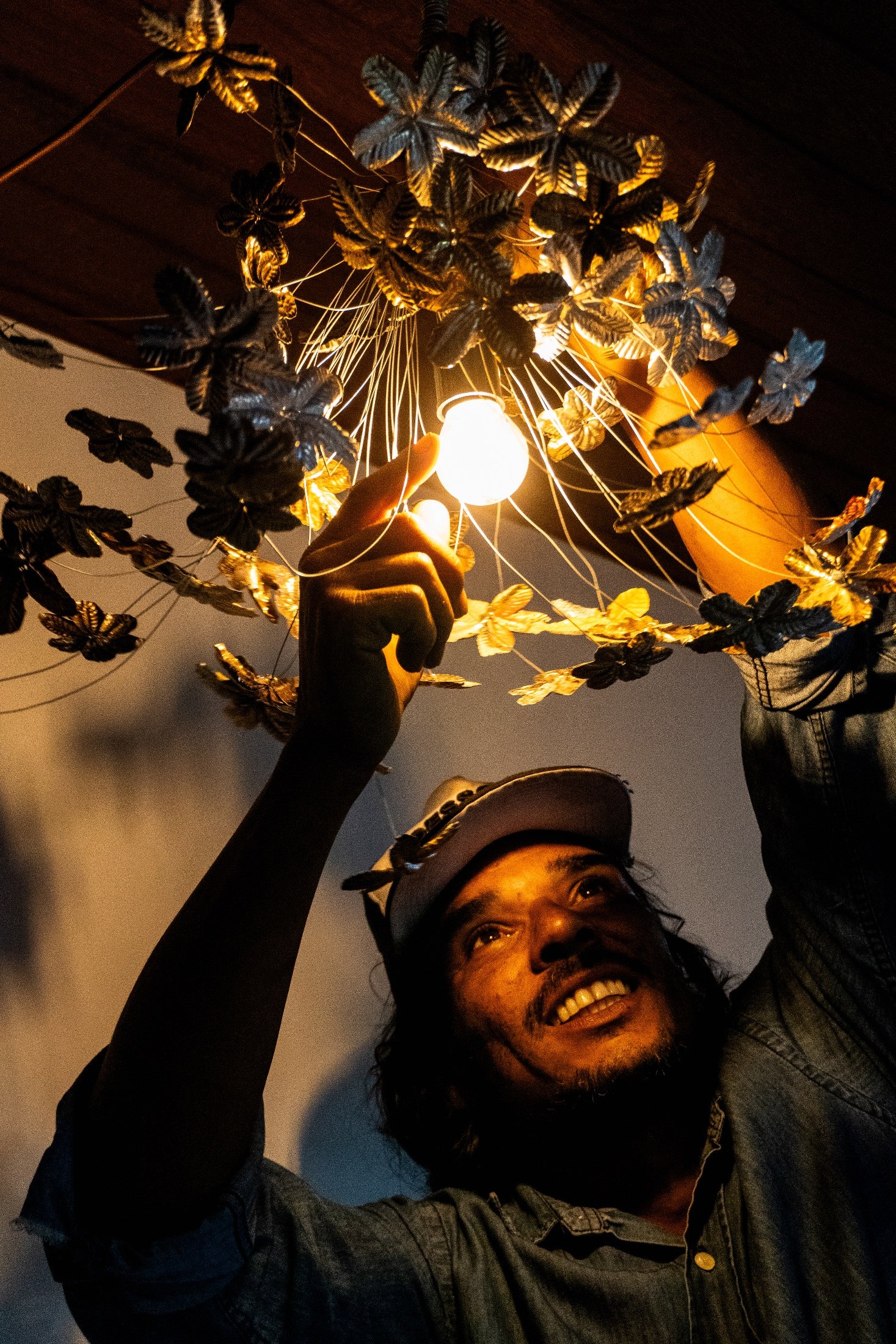 Leonardo e sua luminária de flores de lata