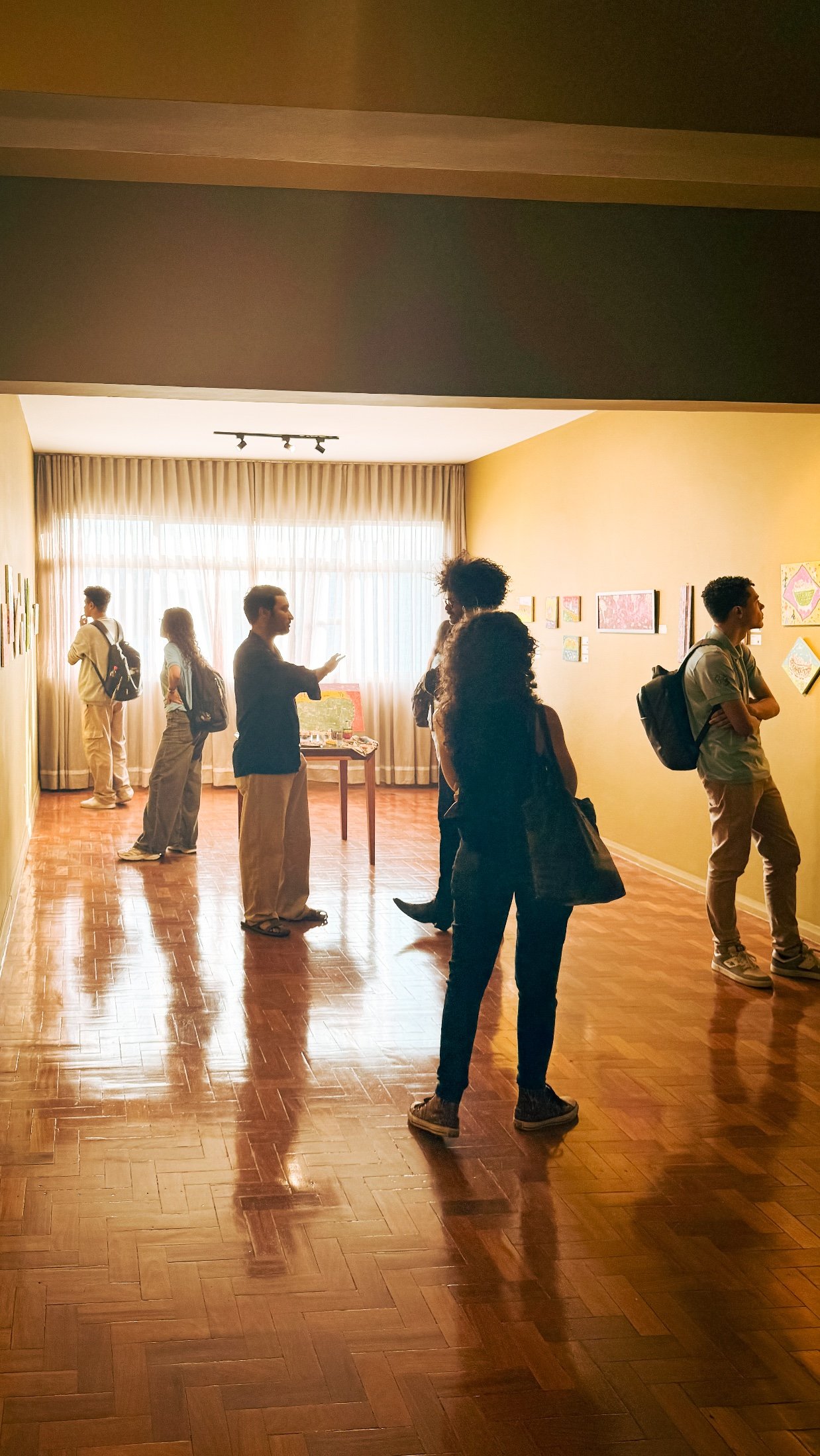 Visita da equipe do MAES na exposição.