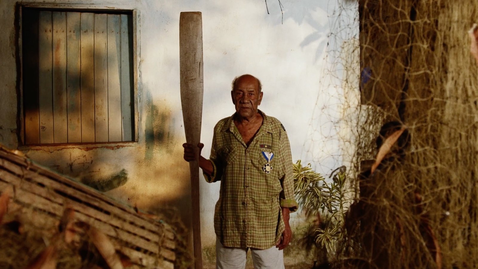 Seu Ivan, pescador mais antigo de Regência em seu quintal.