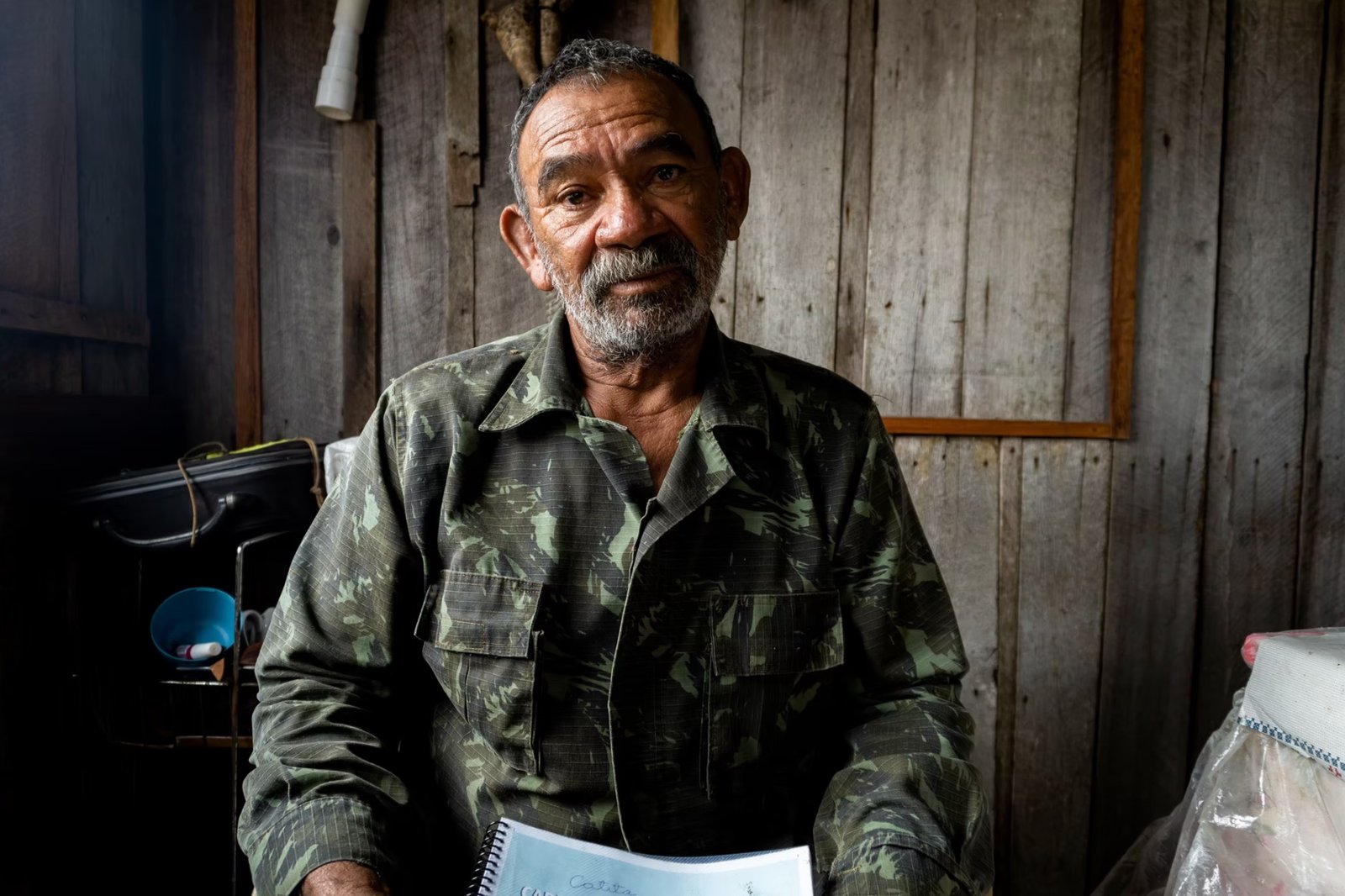 Seu Catita, principal pescador de Soure, em sua casa durante um café/entrevista.