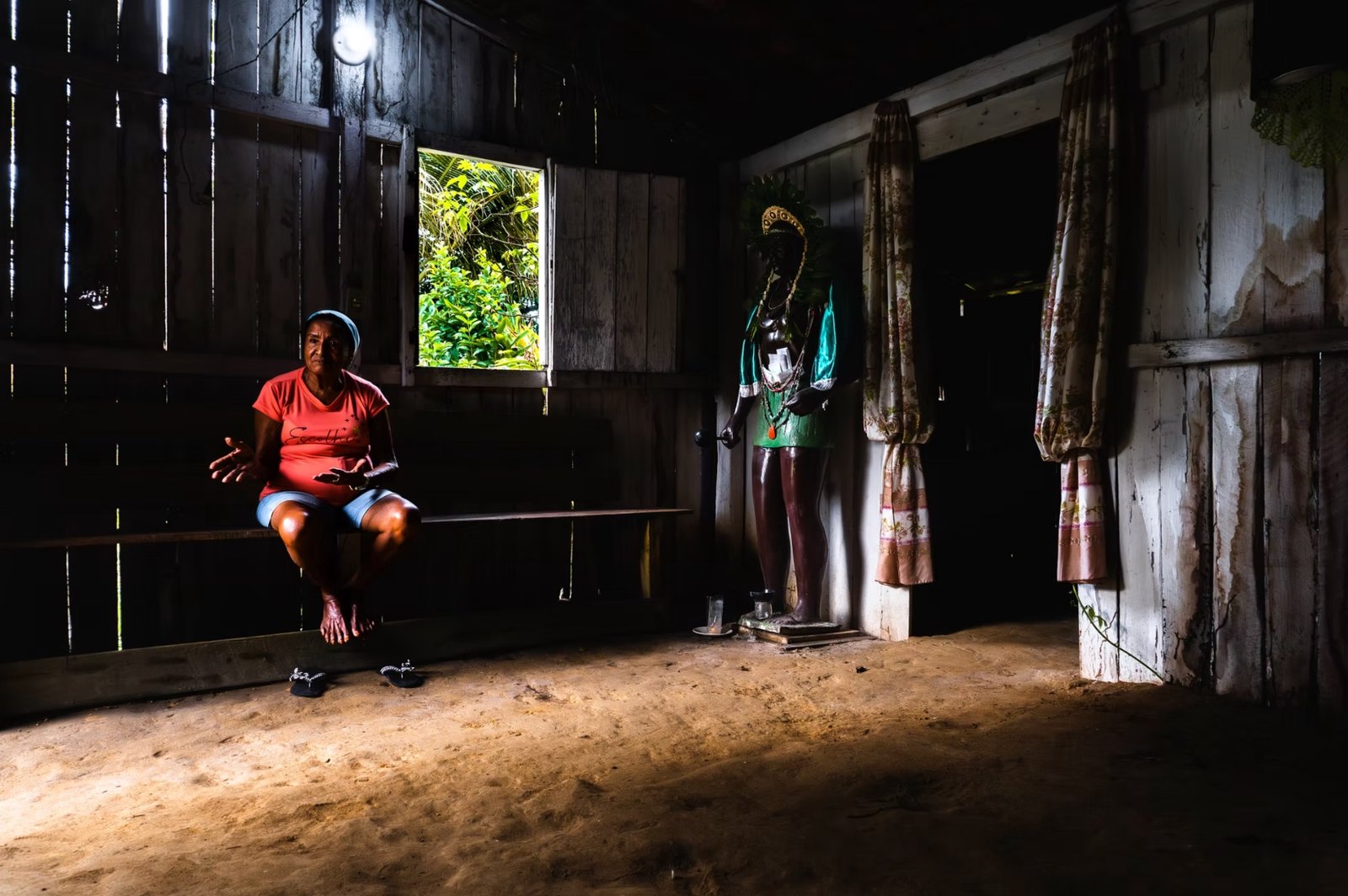Dona Nazica, mestra da Encantaria Amazônica, em sua Seara.