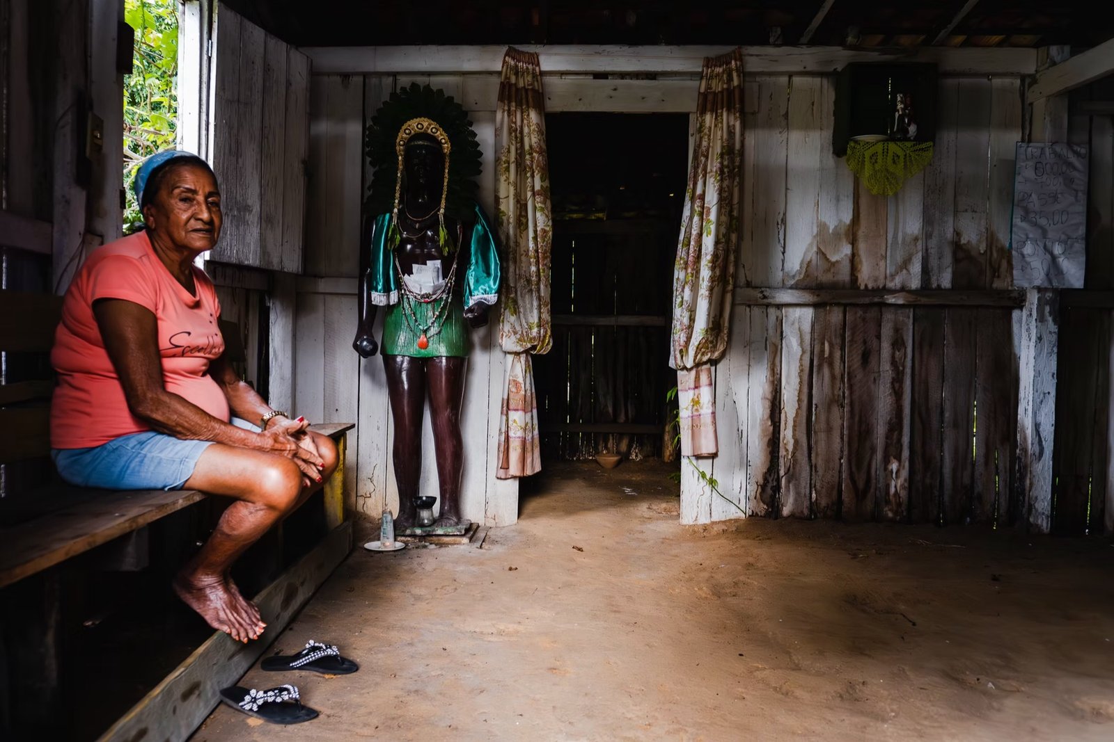 Dona Nazica, mestra da Encantaria Amazônica, em sua Seara.
