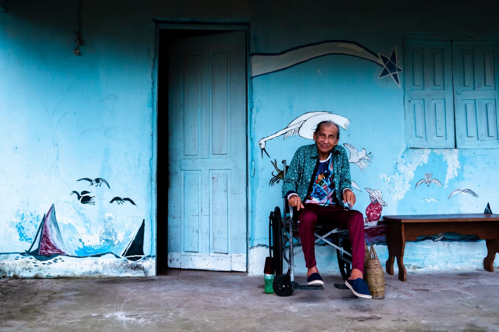 Mestre Dikinho, compositor de carimbó, vaqueiro, poeta e pintor, na frente de sua casa