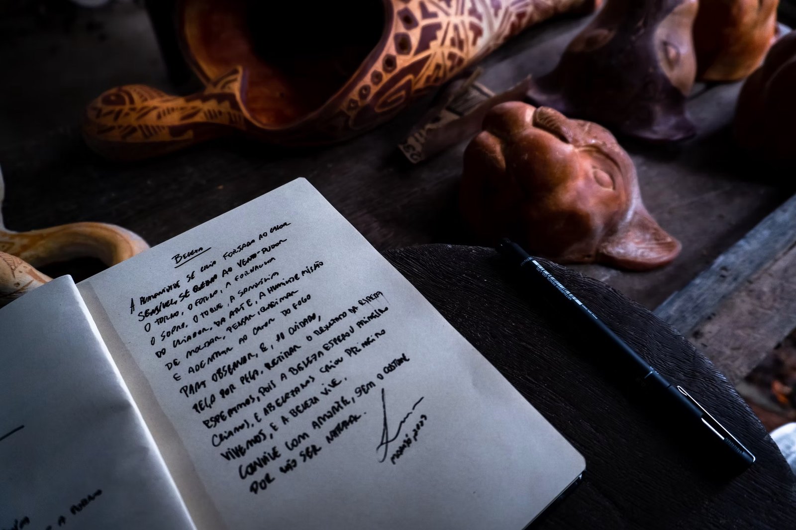 Meu caderno de anotações e textos durante a abertura de fornada de Cerâmica Marajoara do artista Ronaldo Guedes.