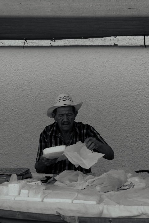 Vendedor de queijo na Feira de Pão de Açúcar/AL.